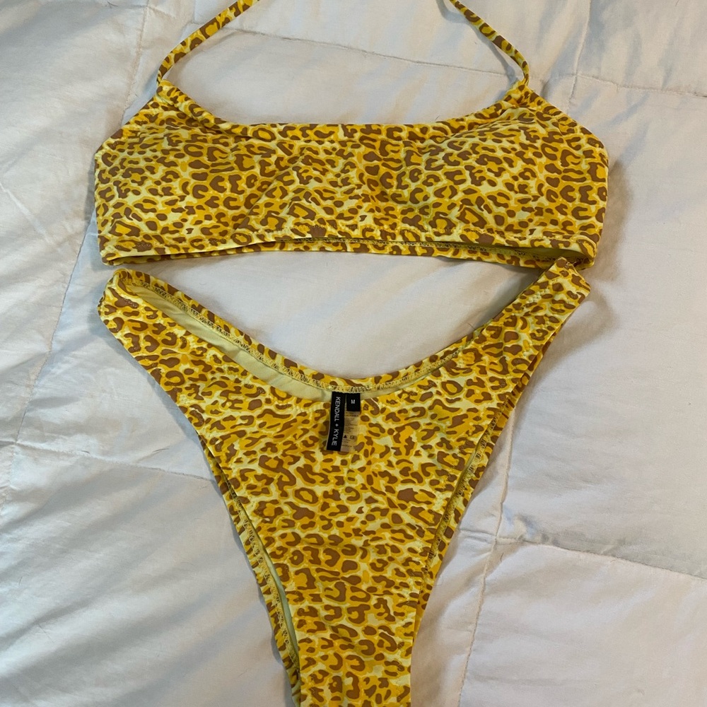 Kendall and Kylie bikini